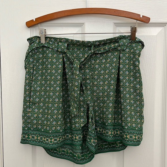 Max Studio Pants - Max Studio Green Patterned Elastic waist Shorts Size L